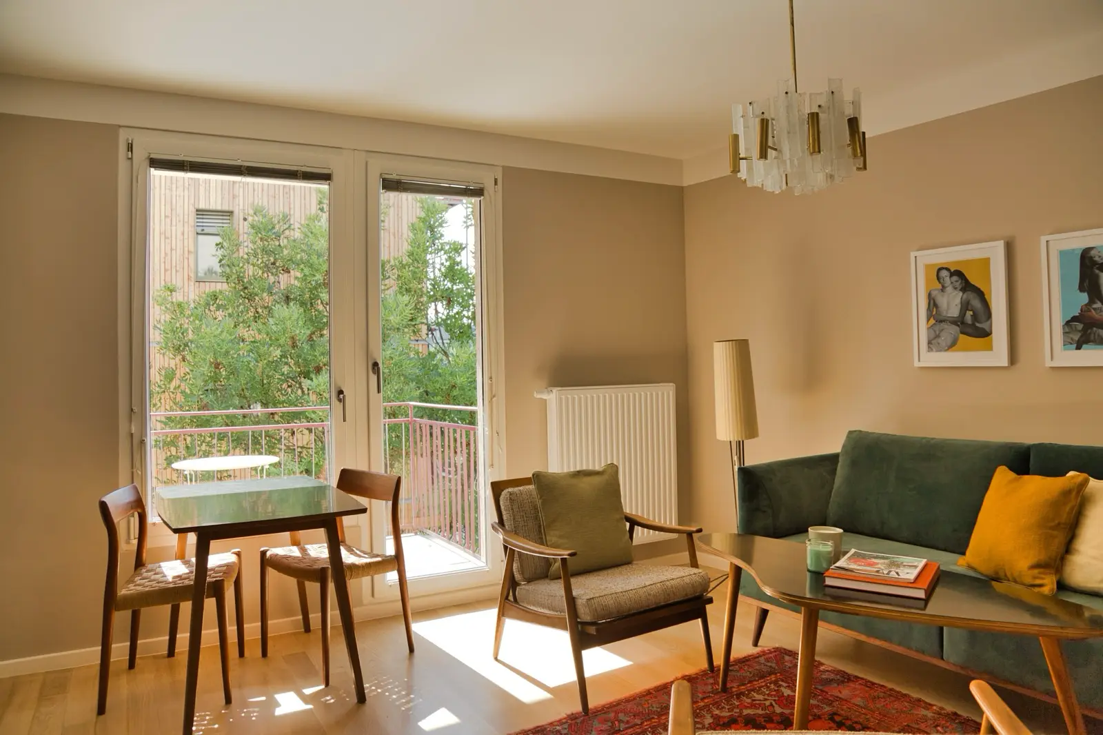 Helles Wohnzimmer mit großen Fenstern und Balkonzugang.