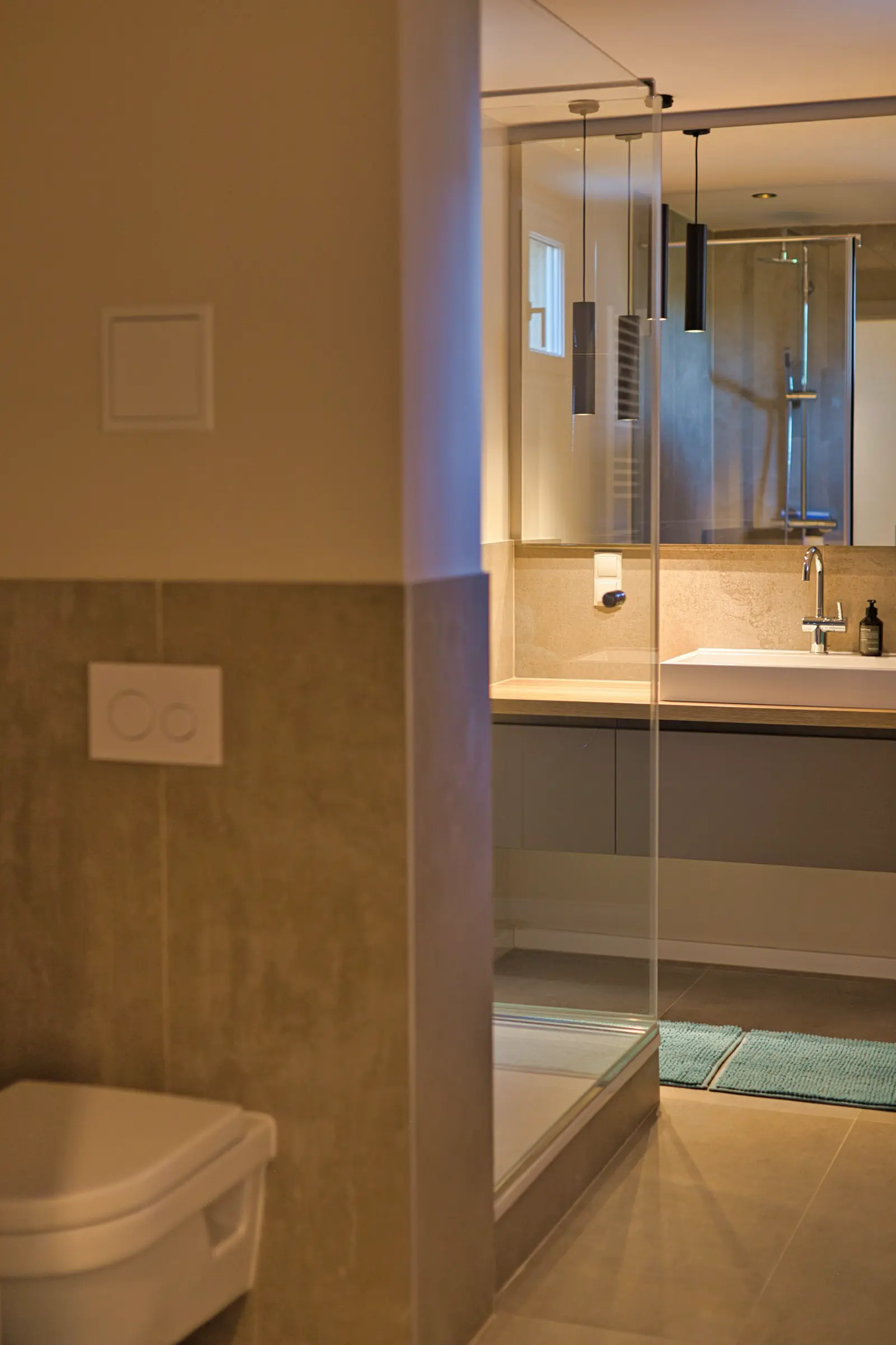 Elegantes Bad mit Doppelwaschbecken und großflächigem Spiegel.