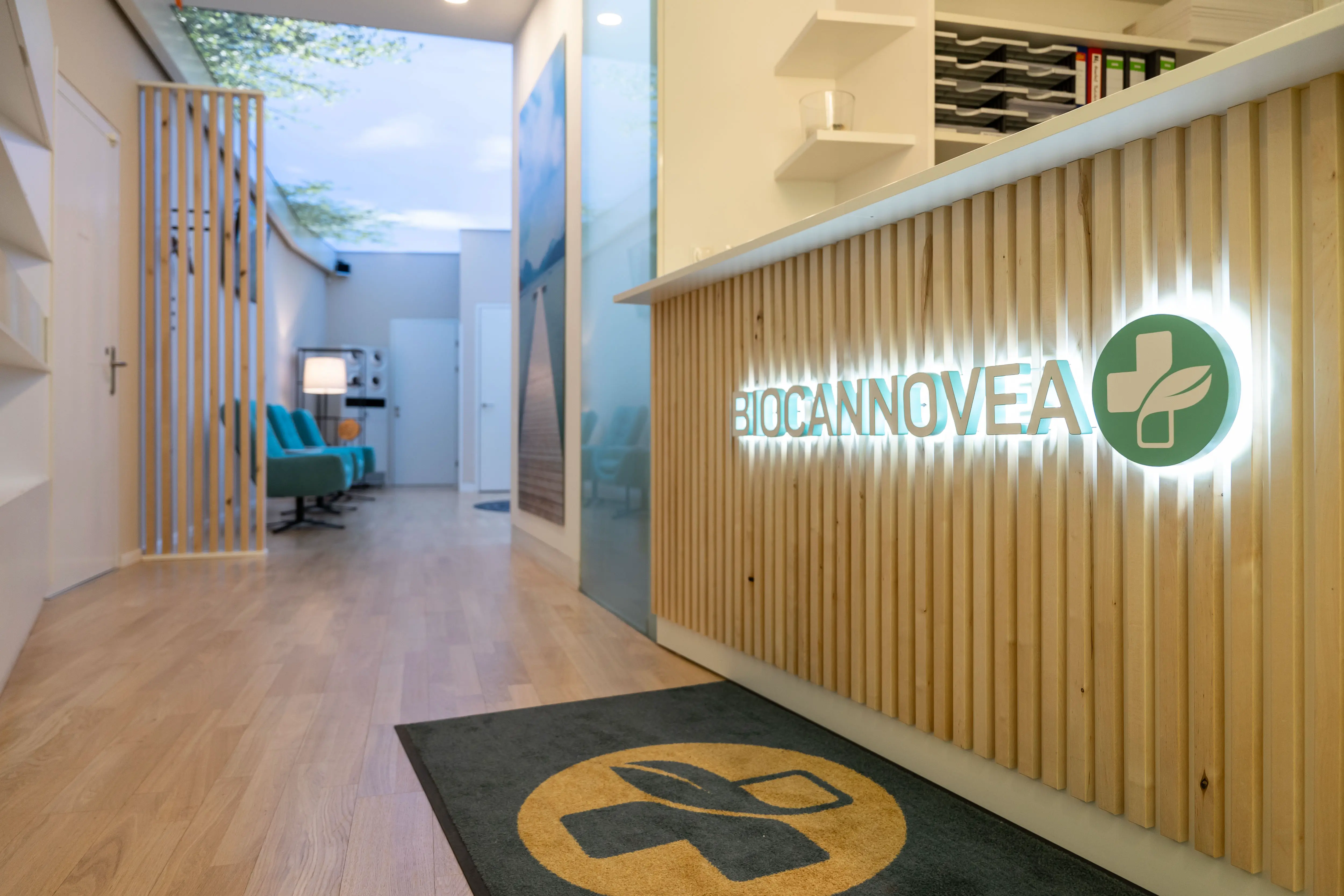 Eingangsbereich mit Blick in den Flur – Helle Gestaltung mit Holzlamellen und Waldmotiven für eine beruhigende Atmosphäre.