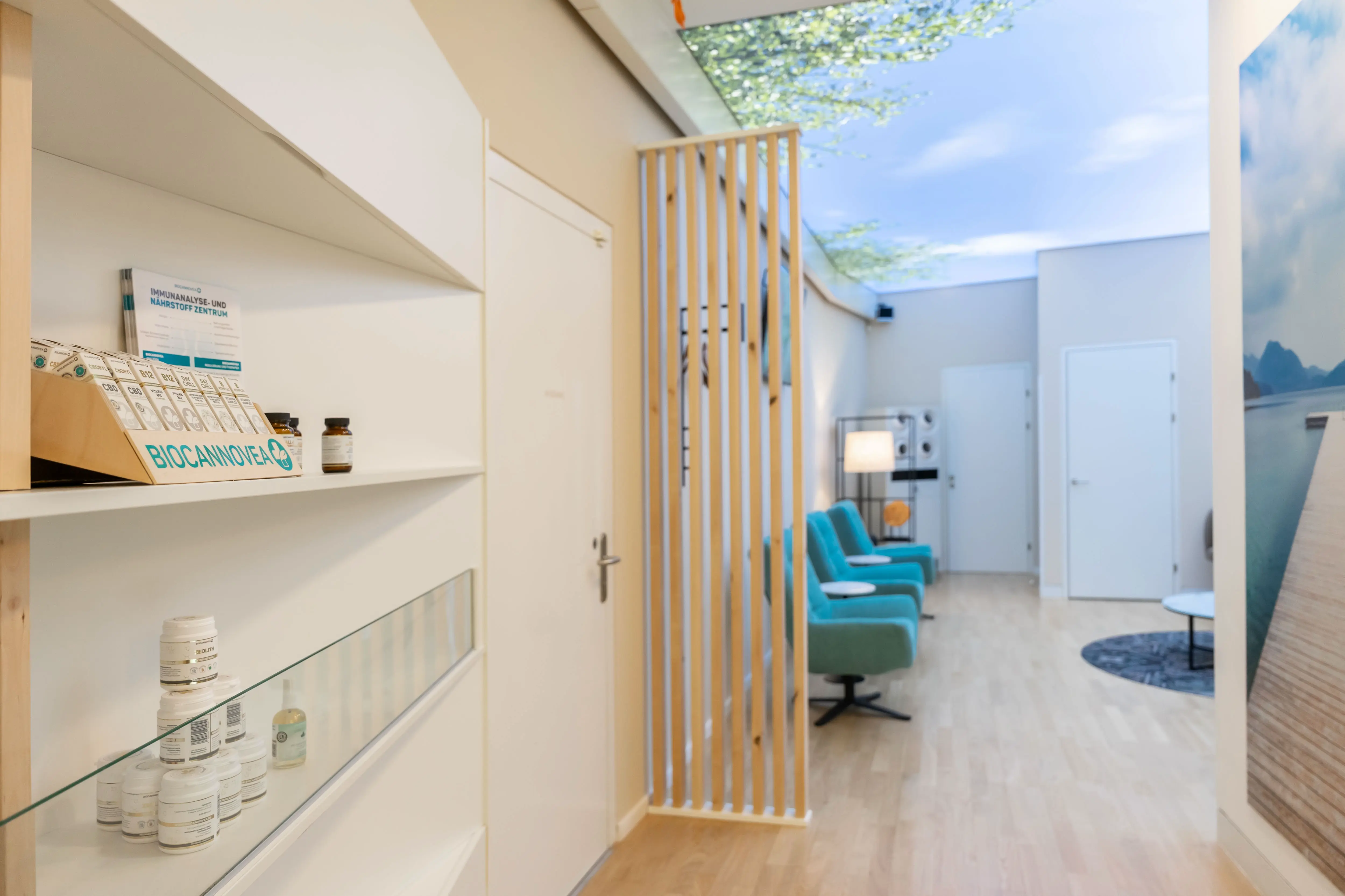 Detailaufnahme des Empfangstresens mit Holzverkleidung und beleuchtetem Schriftzug.