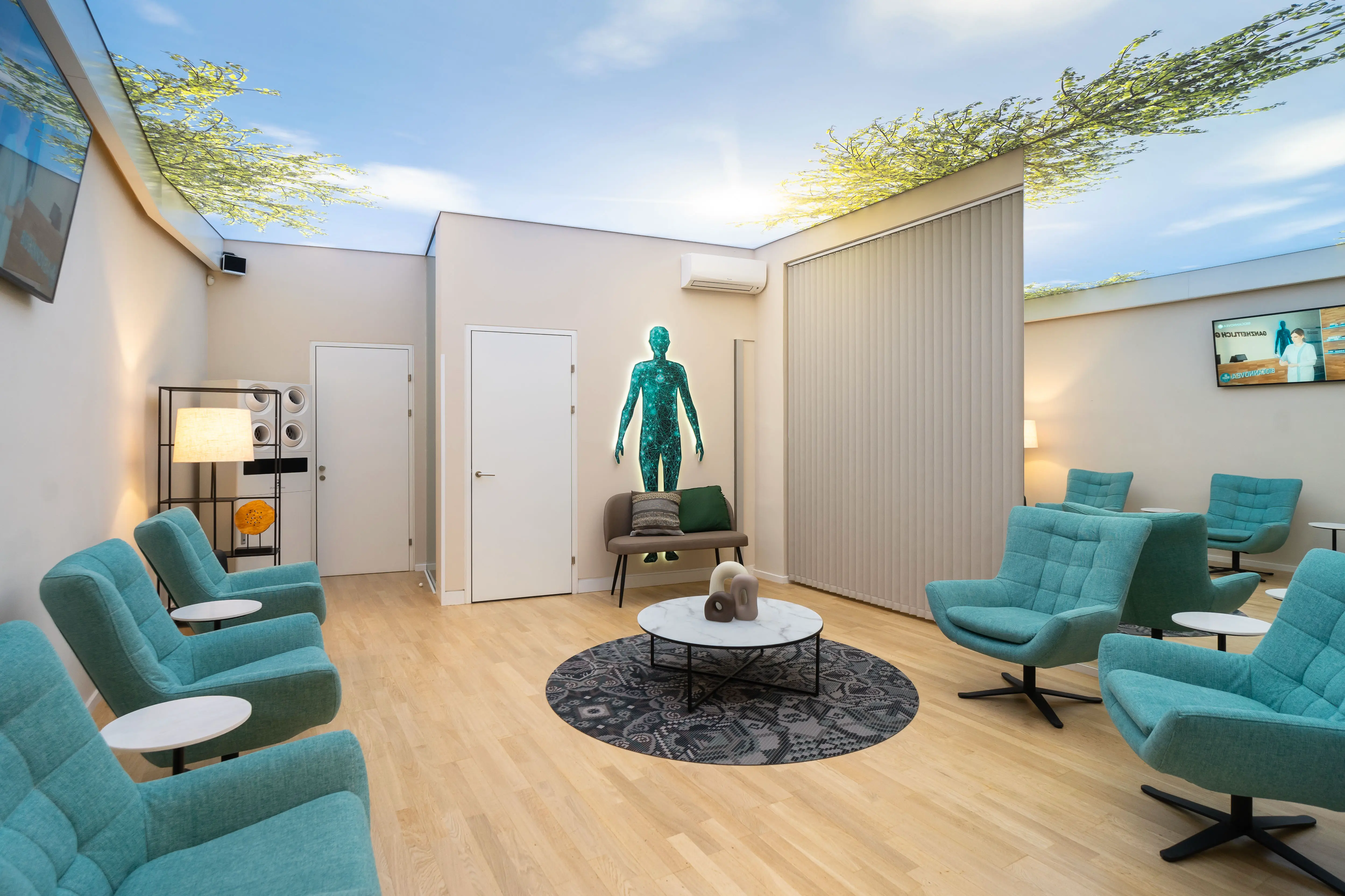 Offener Wartebereich mit Sitzgelegenheiten und beruhigender Wandgestaltung.