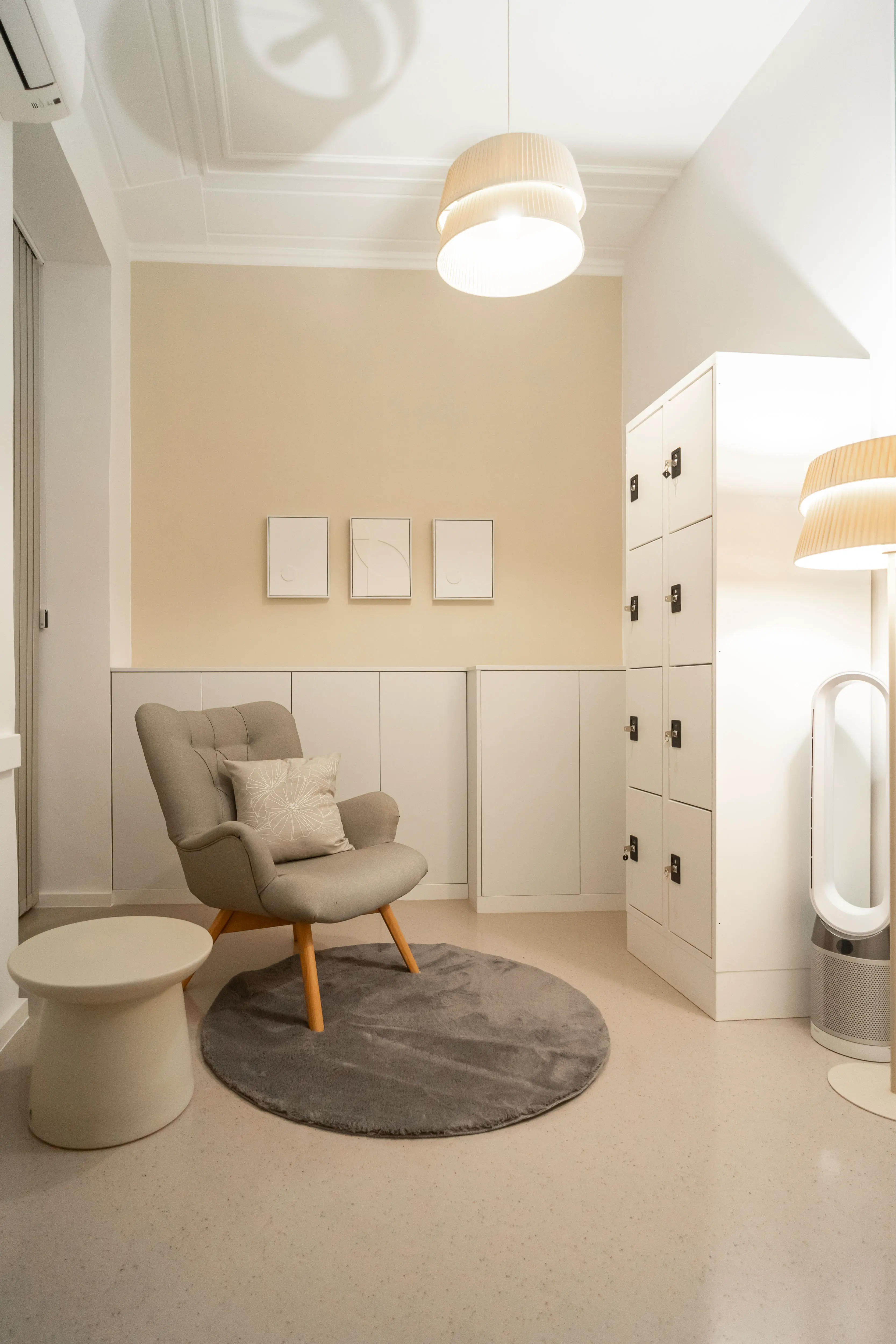 Ruhebereich mit komfortablem Sessel und minimalistischer Dekoration in warmen Naturtönen.