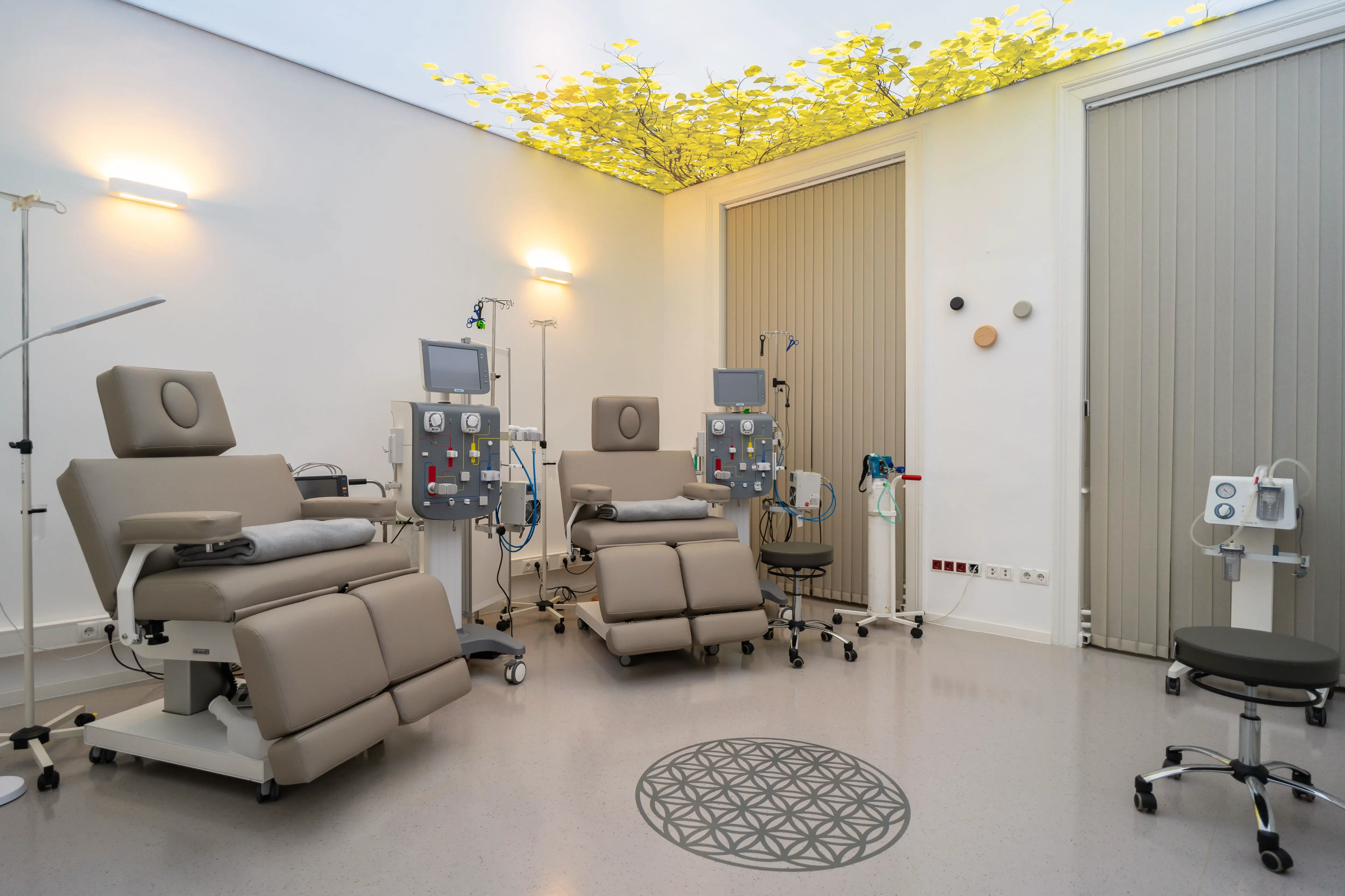 Behandlungsraum mit verstellbaren Liegen, Infusionsgeräten und sanftem Lichtdesign.