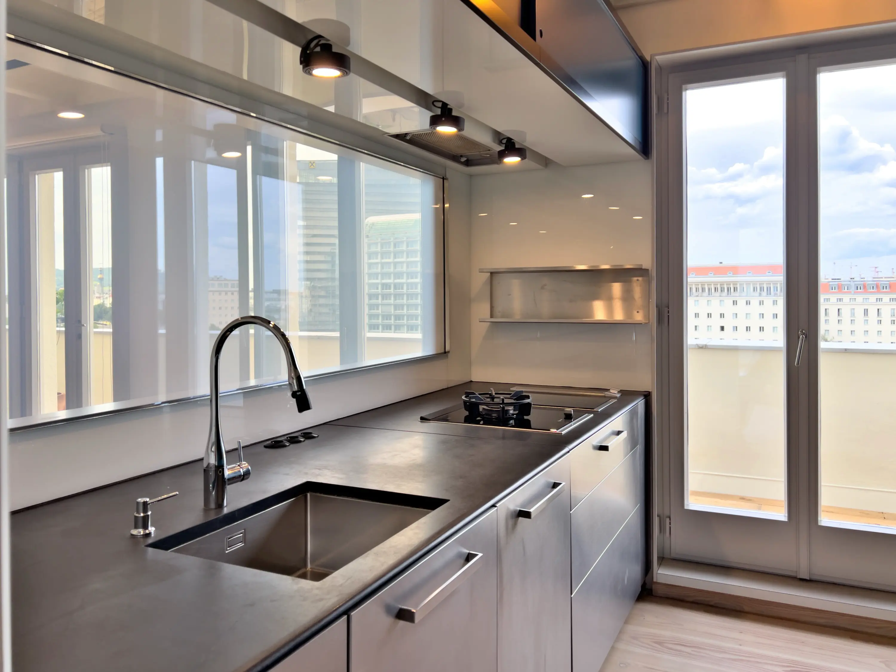 Luxuriöse Küche mit Edelstahl-Arbeitsplatte und Doppelspülbecken.