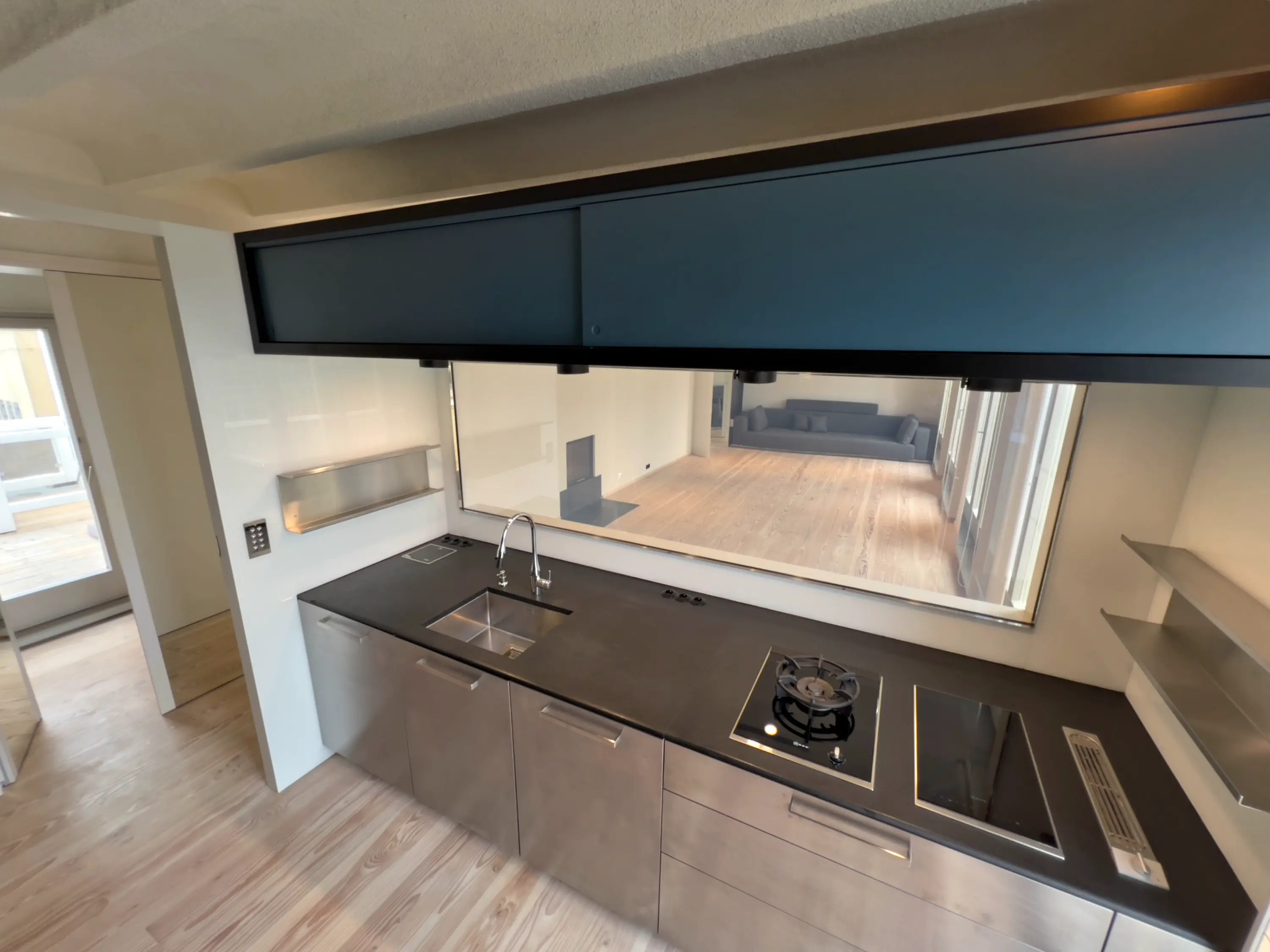 Küchenzeile mit schwarzen Schränken, dezenter Beleuchtung und hochwertiger Ausstattung.