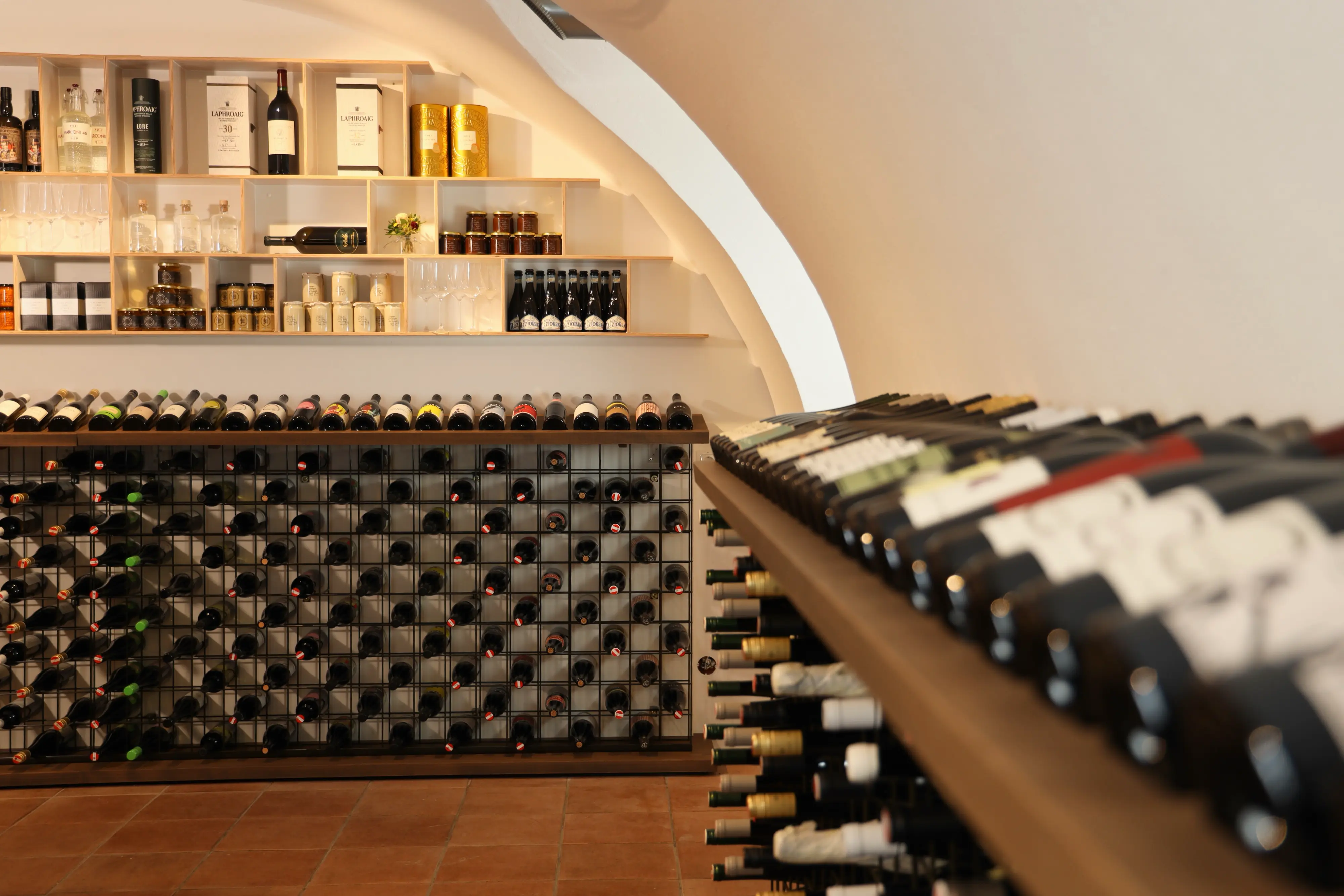 Weinbar mit Flaschenlagerung und Regalwand – Geschmackvoll eingerichteter Weinkeller mit modernen Regalsystemen für Weinflaschen und stilvoller Beleuchtung.