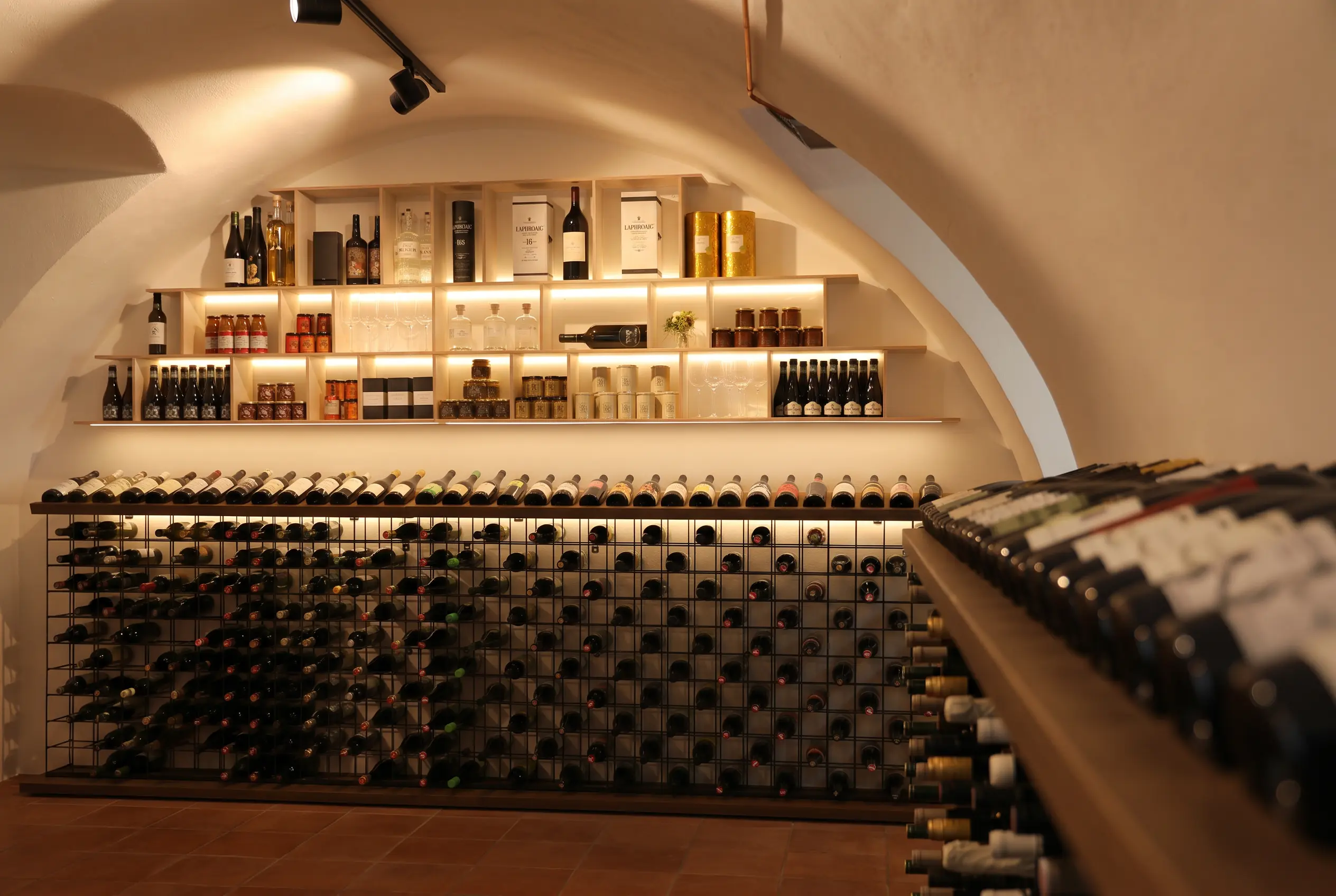 Weinod Vinothek – Innenraumkonzept mit Regalwand und stimmiger Beleuchtung