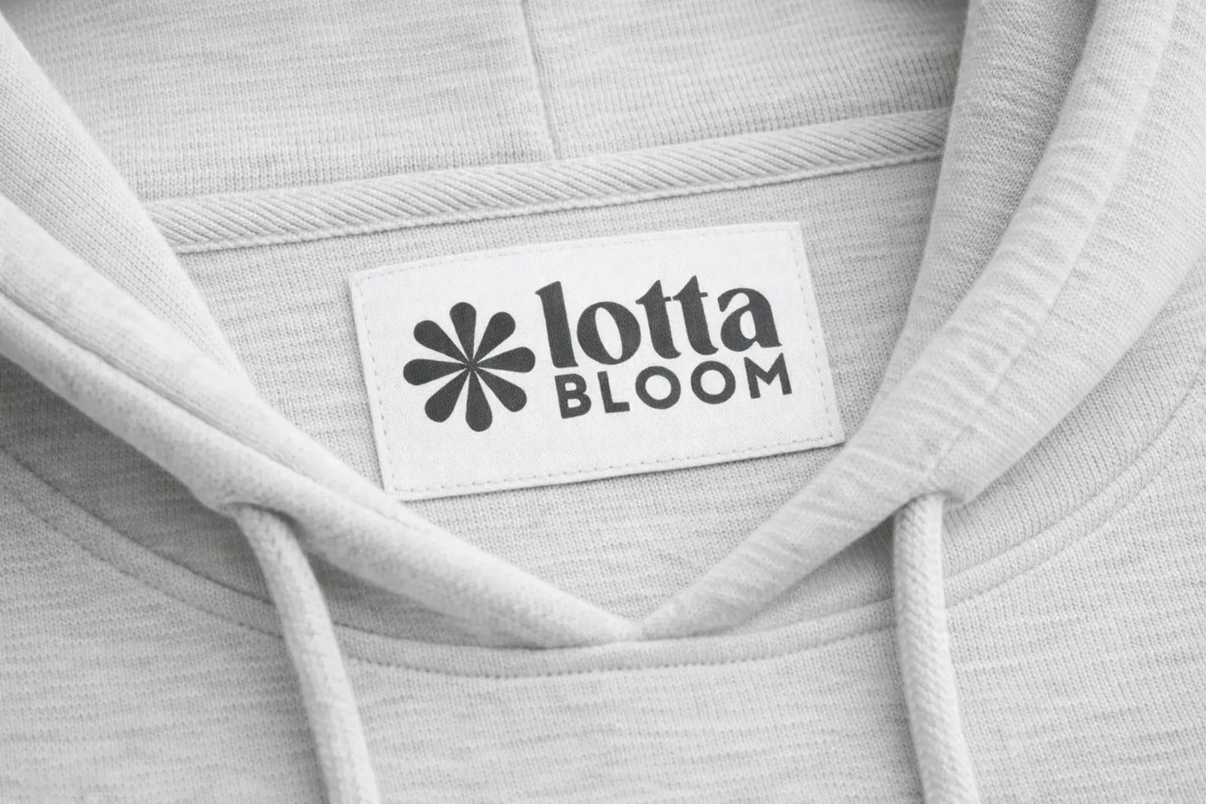 Lotta Bloom Woven Label am Hoodie
